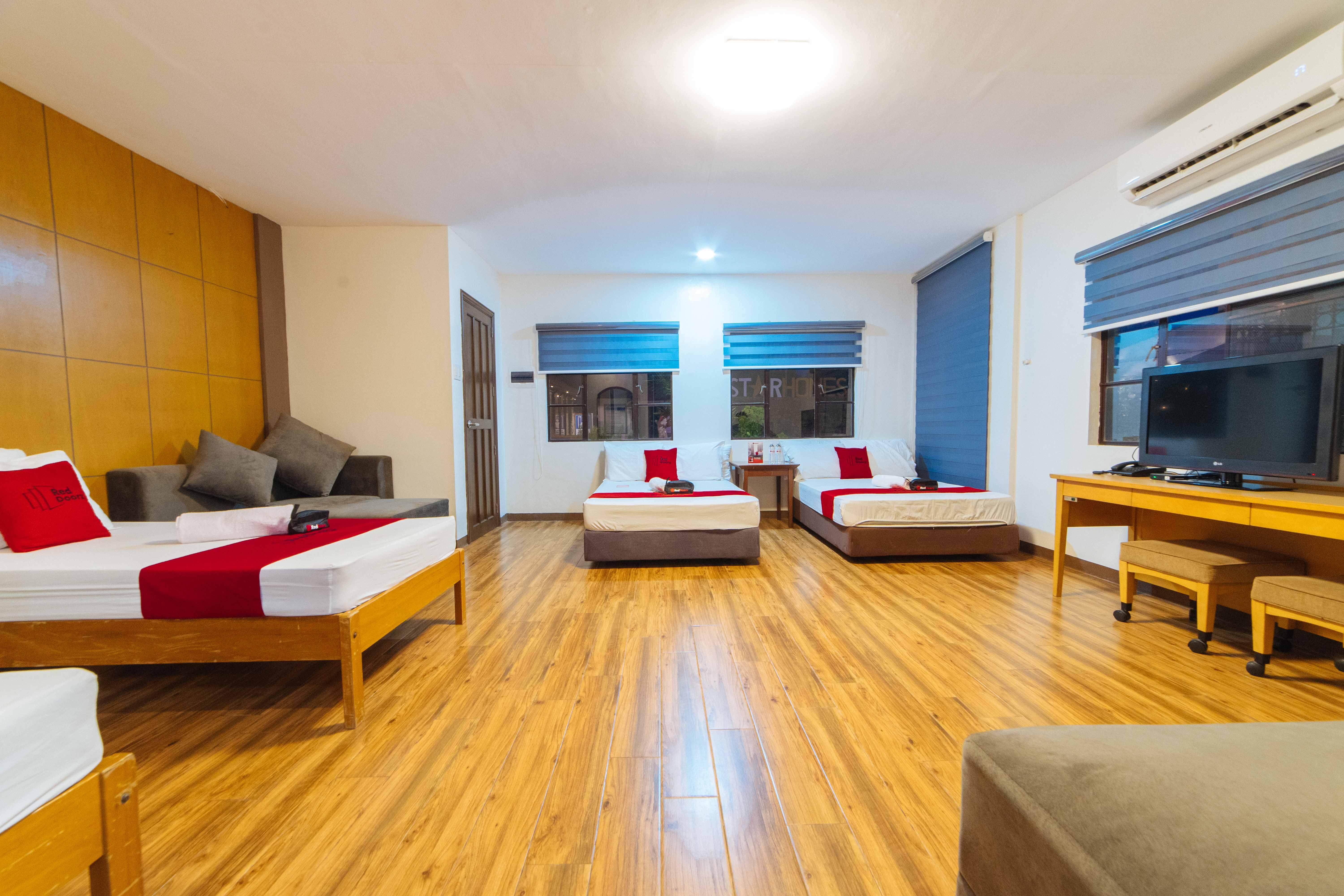 Reddoorz Plus @ Starhomes Olivianville Tarlac City Екстер'єр фото