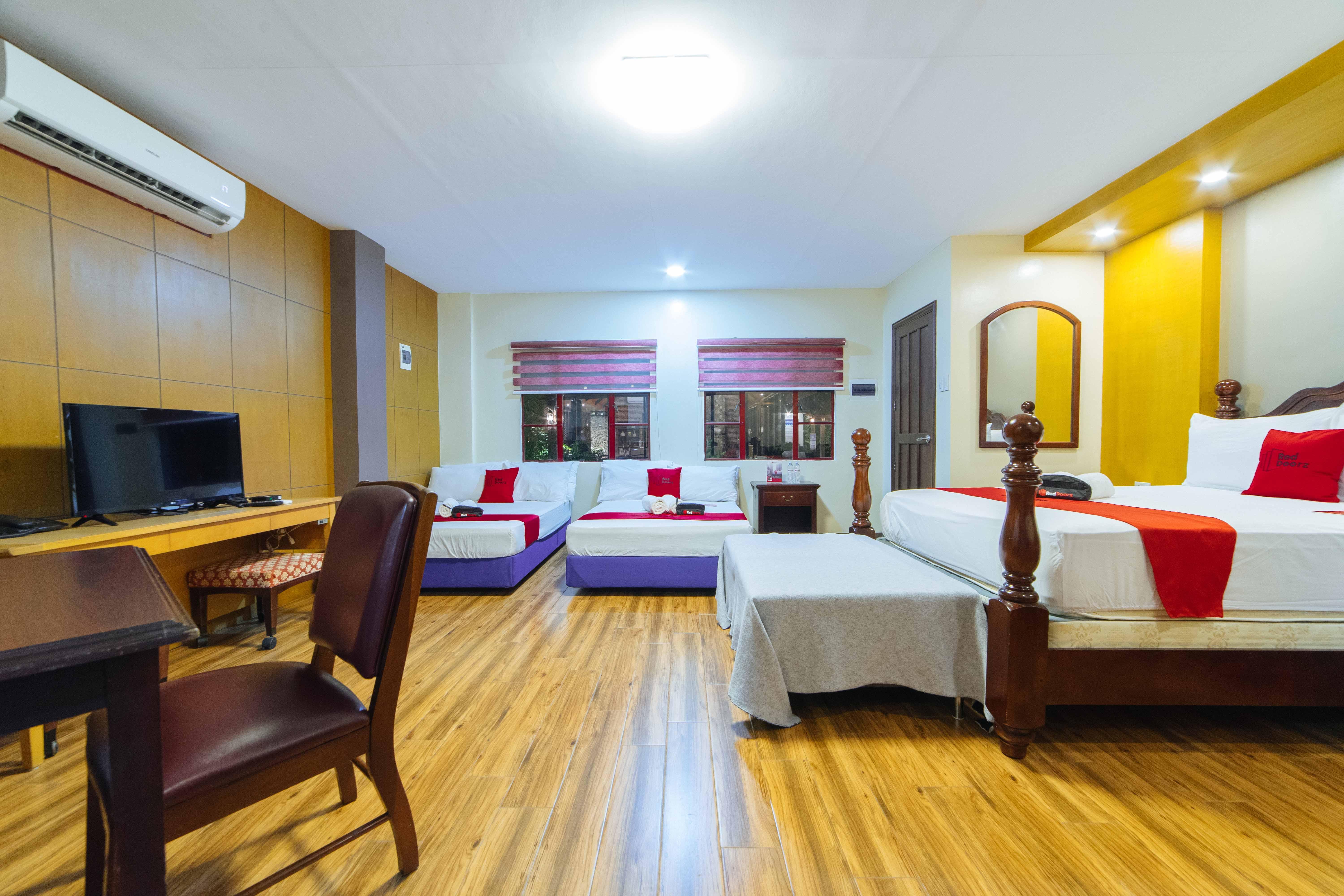 Reddoorz Plus @ Starhomes Olivianville Tarlac City Екстер'єр фото