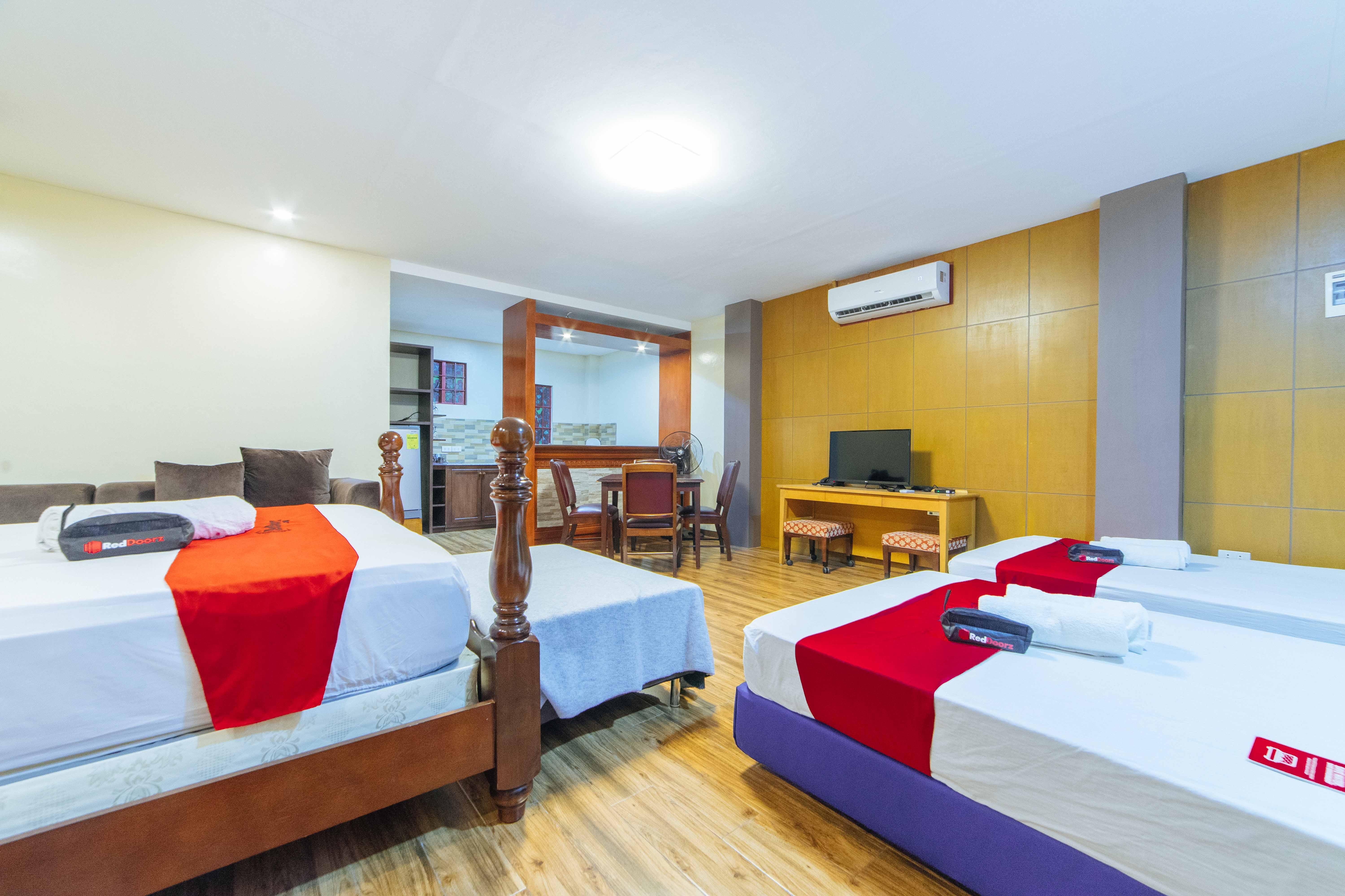 Reddoorz Plus @ Starhomes Olivianville Tarlac City Екстер'єр фото
