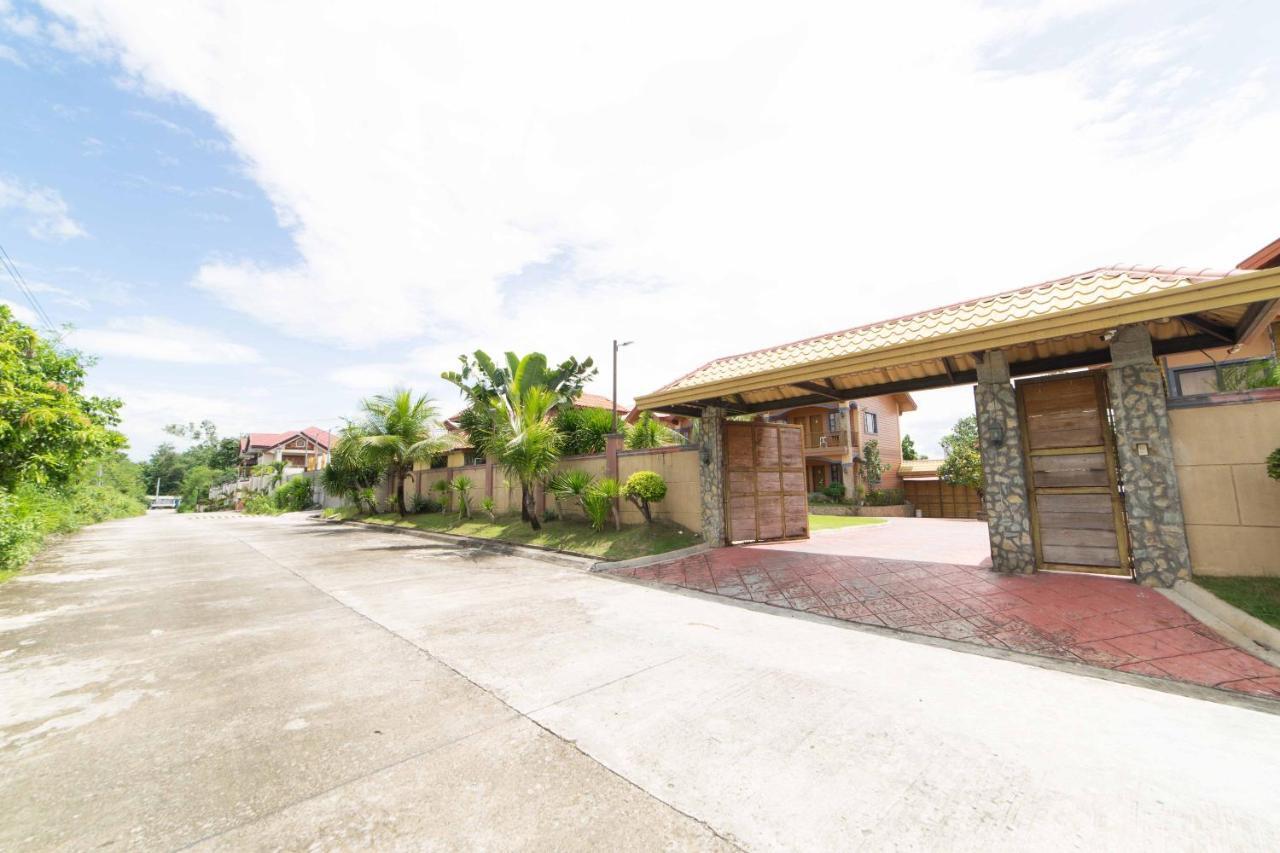 Reddoorz Plus @ Starhomes Olivianville Tarlac City Екстер'єр фото